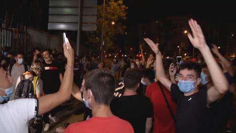 Fan-Proteste vor dem Camp Nou: Die Barca-Anhänger wollen unbedingt dass Leo Messi bleibt. Ihr Zorn richtet sich gegen Barca-Präsident Bartomeu.