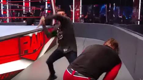 Bei WWE RAW nimmt Rey Mysterios Sohn Dominic Rache gegen Seth Rollins. Zuvor kommt es zu einer erneuten Augen-Attacke.