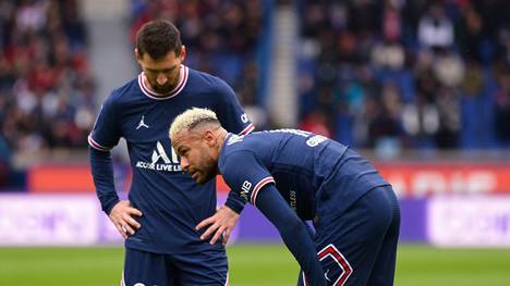 Das Pariser Publikum hatte scheinbar schnell die Schuldigen für das erneute Scheitern in der Königsklasse ausfindig gemacht - die Superstars Lionel Messi und Neymar. 