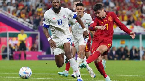 Spanien startet mit einer Gala-Vorstellung in die WM: Gegen Costa Rica zündet der Weltmeister von 2010 ein Offensivfeuerwerk und nimmt viel Selbstvertrauen mit ins Duell mit Deutschland.