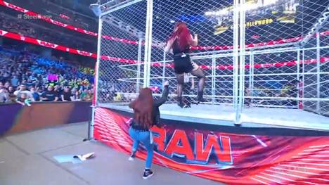 Der Hauptkampf von WWE Monday Night RAW nimmt ein unerwartetes Ende: Hall-of-Fame-Mitglied Lita feiert ihre Rückkehr - und verhilft der alten Rivalin Becky Lynch zum Sieg über Bayley.