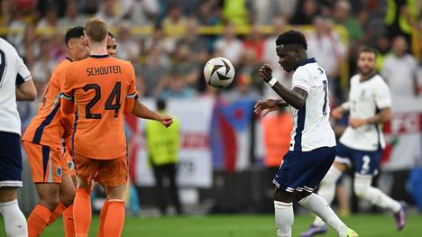 Im Halbfinale der UEFA EURO 2024 bekommt England-Stürmer Harry Kane einen Elfmeter zugesprochen nach einem Foul von Denzel Dumfries. Der gefoulte tritt dann selbst zu Strafstoß an!