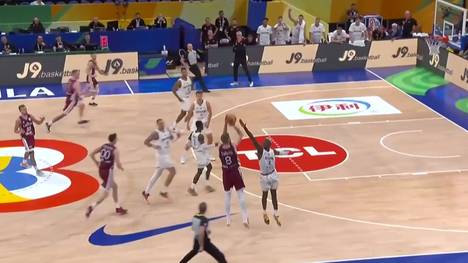 Das deutsche Basketball-Märchen geht weiter! Dabei erwischt Dennis Schröder im WM-Viertelfinale gegen Lettland einen rabenschwarzen Tag - und so wird die Partie zu einem Thriller, der sich erst in letzter Sekunde entscheidet.
