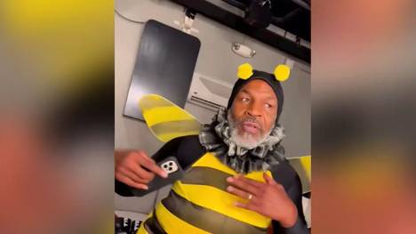 Ex-Box-Weltmeister Mike Tyson ist sonst für seine harten Schläge bekannt, nun überrascht der 55-Jährige im flotten Bienen-Kostüm.