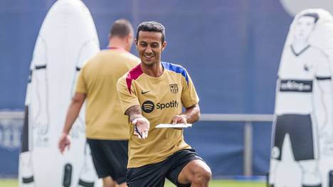 Die Zeit von Thiago im Trainerteam von Hansi Flick beim FC Barcelona ist zu Ende. Dafür gibt es offenbar einen kuriosen Grund.