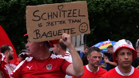 Tausende Österreich-Fans sind in Gelsenkirchen unterwegs und stimmen sich lautstark auf das Duell mit Frankreich ein.