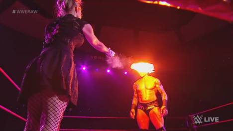 Bei WWE Monday Night RAW nimmt das Ring-Comeback von Legende Triple H eine Wendung: Alexa Bliss taucht auf - und greift Gegner Randy Orton mit einem Feuerball an.