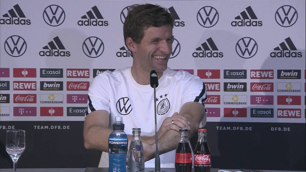 Thomas Müller wurde auf der Pressekonferenz der Nationalmannschaft kalt erwischt. Von der Nations League nächsten Sommer wusste er noch nichts.