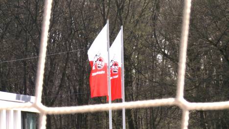 Rückschlag für die Bundesliga im Kampf um den Re-Start.  Beim 1. FC Köln sind gleich drei Corona-Fälle aufgetreten.