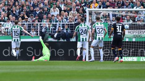 Der Karlsruher SC erwischt im Spiel bei Preußen Münster einen ebenso furiosen wie kuriosen Start nach Maß. Ein Elfmeter beschert dem Aufsteiger einen wichtigen Punkt im Abstiegskampf.