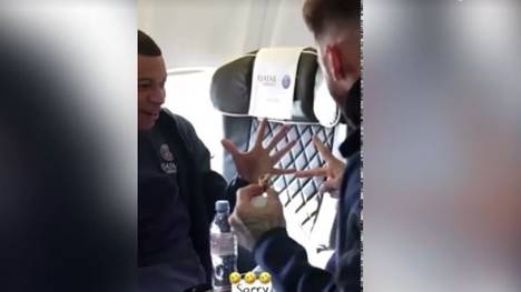 Im Flugzeug kämpfen die PSG-Stars Sergio Ramos und Kylian Mbappé um den begehrten Platz am Fenster. 