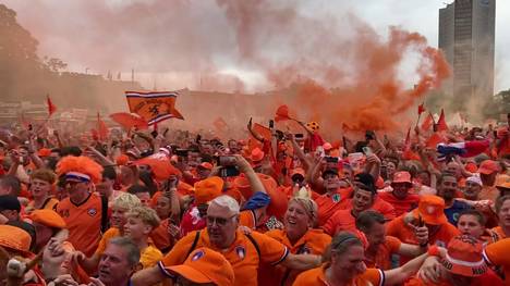 Der nächste Fanwahnsinn der Niederländer! Vor dem Spiel gegen Frankreich färben die Oranje-Fans Leipzig in Orange. 