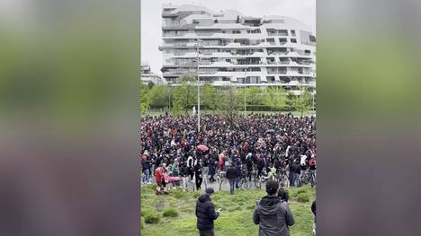 Wow! Vor dem Viertelfinal-Rückspiel in der Champions League scheinen die Anhänger des FC Bayern besonders heiß zu sein. Trotz des schlechten Wetters versammelten sich unzählige Fans, um sich gemeinsam auf den Weg ins Stadion zu machen.