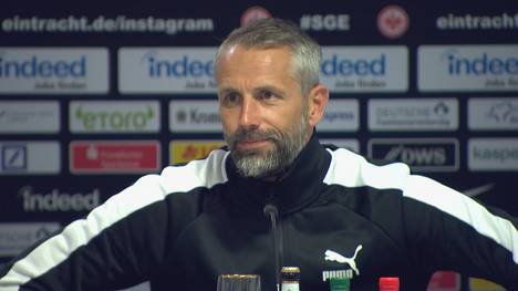 Gladbachs Jonas Hofmann zeigt beim 3:1-Auswärtssieg in Frankfurt eine starke Leistung, vergibt allerdings freistehend vor dem beinahe leeren SGE-Kasten. Sein Trainer Marco Rose kann darüber aber lachen.