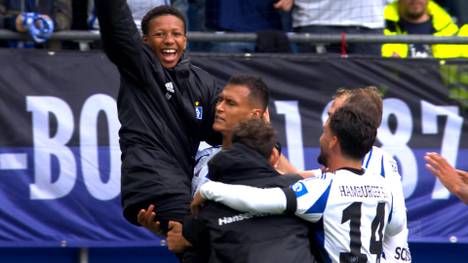 Als Davie Selke für den HSV gegen Magdeburg trifft, beschert er einem Nachwuchskicker den Moment seines Lebens. Und damit nicht genug: Der Balljunge wird einen Tag später nochmal überrascht.