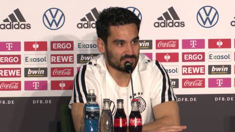 Auf den jungen Jamal Musiala kommt in diesem Jahr die erste Weltmeisterschaft zu. In der Pressekonferenz ordnen Hansi Flick und Ilkay Gündogan seine Rolle im Team ein.