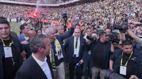 José Mourinho wird in angemessenem Ambiente als neuer Trainer von Fenerbahce Istanbul vorgestellt.