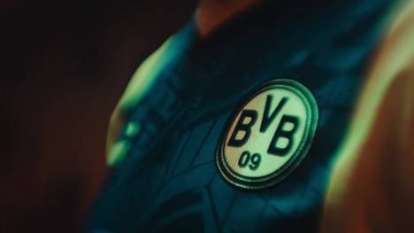 Das Dortmunder Westfalenstadion feiert seinen 50. Geburtstag - und der BVB ehrt seinen Fußballtempel mit einem speziellen Outfit. Das Sondertrikot wird mit einem emotionalen Video vorgestellt.