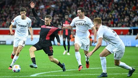 Bayer Leverkusen festigt mit einem knappen Heimsieg gegen Freiburg die Tabellenführung. Florian Wirtz zeigt beim Führungstor seine ganze Klasse.