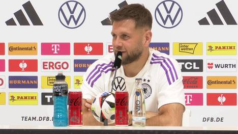 Auf einer Pressekonferenz der deutschen Fußballnationalmannschaft spricht Nationalspieler Niclas Füllkrug über seine Anreise zum DFB-Team.