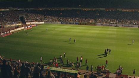 6. August 2004: Im Bremer Weserstadion fällt das Licht aus. Der Saisonauftakt zwischen Meister Werder und Schalke verzögert sich um über eine Stunde.