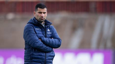 Dimitrios Grammozis ist der neue starke Mann an der Seitenlinie von Schalke 04. Kann er die "Mission Impossible" noch schaffen oder wird er der Kopf des Neuanfangs in Liga zwei?