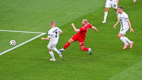 Fast schon zu kitschig: Drei Jahre nach seinem Herz-Drama trifft Dänemarks Christian Eriksen bei seinem EM-Comeback für Dänemark gegen Slowenien.
