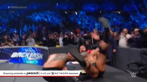 Bei WrestleMania Backlash lässt Roman Reigns Rivale Drew McIntyre durch einen Tisch krachen - mit einer Variation des Rock Bottom, der alten Spezialaktion von Dwayne "The Rock" Johnson ...