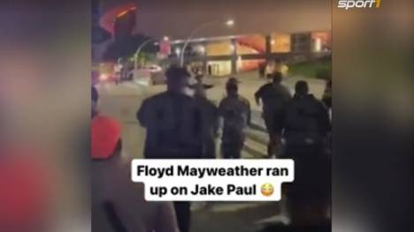 Floyd Mayweather passt im Rahmen eines NBA-Spiels in Miami mit seiner gesamten Entourage Internet-Star Jake Paul ab - der ergreift daraufhin die Flucht.