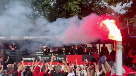 Nach dem historischen Double von Bayer Leverkusen steht die Stadt komplett Kopf. Spieler und Fans feiern gemeinsam den Erfolg.