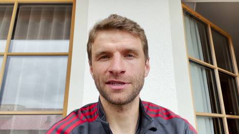 Thomas Müller verabschiedet sich von drei Bayern-Legenden. In einer emotionalen Videobotschaft huldigt er David Alaba, Jerome Boateng und Javi Martinez.