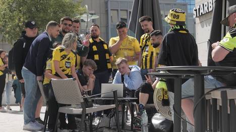 Zur Halbzeit liegt Borussia Dortmund zurück und würde somit die deutsche Meisterschaft auf der zielgeraden doch noch abgeben. Zahlreiche Fans in der Dortmunder Innenstadt können ihren Augen nicht glauben. 