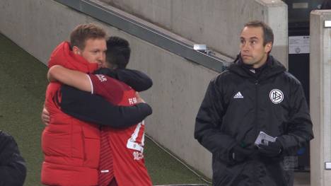 Sonderlob für einen, der sonst selten glänzen durfte: Marc Roca wird nach Bayerns 5:0 gegen den VfB Stuttgart von Julian Nagelsmann gefeiert.