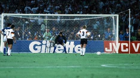 Mit seinem verwandelten Elfmeter im WM-Finale 1990 machte sich Andreas Brehme unsterblich. Bei SPORT1 verriet er später, wie er seinen größten Karrieremoment erlebte - und was ihm Rudi Völler vorher mit auf den Weg gab.