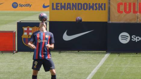 Superstar Robert Lewandowski ist am Freitag den Fans vom FC Barcelona vorgestellt worden - und hat dabei vor fast 60.000 Menschen im Camp Nou seine Fertigkeiten am Ball eindrucksvoll unter Beweis gestellt.
