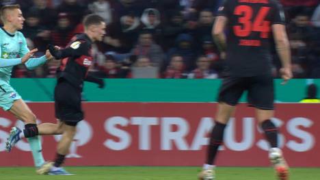 Bayer Leverkusen zieht gegen den SC Paderborn in die nächste Pokalrunde ein. Kurz vor der Halbzeit verliert die Werkself aber Florian Wirtz, der humpelnd in die Kabine muss.