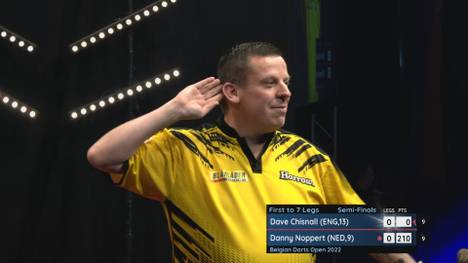 Dave Chisnall wirft im Halbfinale der Belgian Darts Open im ersten Leg gegen Danny Noppert einen 9-Darter.