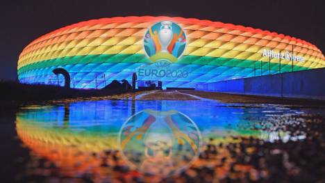 Die UEFA hat offiziell beschlossen, dass die Münchner Allianz Arena beim Spiel gegen Ungarn nicht in Regenbogenfarben erleuchten darf und sorgt dabei für große Diskussionen.