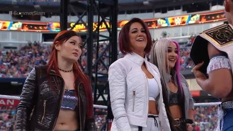 Erste Überraschung beim WWE SummerSlam 2022: Bayley ist nach einem Jahr Verletzungspause zurück - und bringt zwei alte Weggefährtinnen des neuen Bosses Triple H aus dessen NXT-Zeit mit.