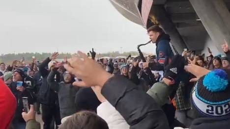 Vor dem NFL-Spiel der Carolina Panthers gegen die New York Giants bringt EM-Saxofonist André Schnura die Football-Fans vor der Allianz Arena mit Sweet Caroline in Stimmung.