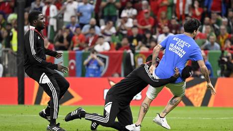 Im Spiel zwischen Portugal und Uruguay kam es zu einer kurzen Unterbrechung. Ein Flitzer stürmte den Platz und setzte klare Statements. Im TV wurden diese Szenen nicht gezeigt - zum Unverständnis von ARD-Kommentator Tom Bartels.