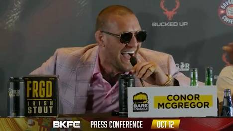 Conor McGregor fand es lustig, wie ein Journalist den irischen MMA-Kämpfer nachahmte.