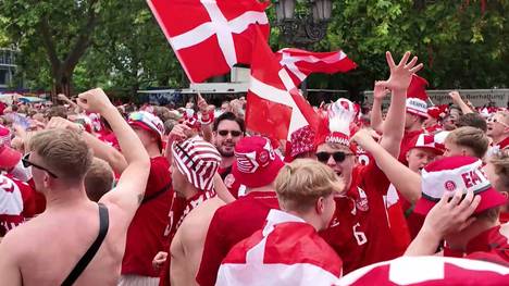 Vor dem EM-Gruppenspiel zwischen Dänemark und England herrscht in Frankfurt Party-Stimmung. Beide Fanlager feiern gemeinsam ein friedliches Fanfest.