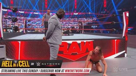 Bei WWE Monday Night RAW feiert Ex-Basketballer Jordan Omogbehin sein Debüt als Bodyguard von AJ Styles. Schon seine schiere Präsenz verhilft diesem zum Sieg.