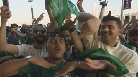 Unfassbare Stimmung bei den Fans von Saudi-Arabien. Kein Wunder: nach dem 2:1 gegen Topfavorit Argentinien verhöhnen die Fans sogar Superstar Lionel Messi.