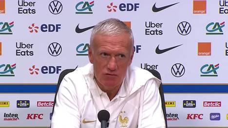 Didier Deschamps wurde bei der Pressekonferenz von Aurélien Tchouaméni begleitet. Auf die Frage nach dem Fehlen seines Kapitäns Kylian Mbappé verwies der auf das allgemeine Interesse des Nationalteams.