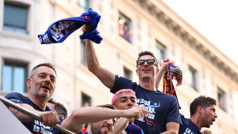 Nach der ersten Meisterschaft seit 2019 ist der FC Barcelona von 76.000 Fans auf einer Bustour durch die Stadt gefeiert worden.