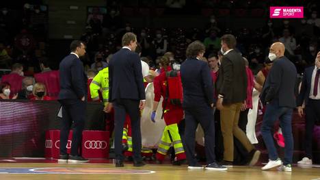 Münchens Nick Weiler-Babb ist beim Versuch eines Dunkings mit den Fingern am Korb-Ring abgerutscht und anschließend mit dem Kopf gefallen. Die Situation ließ auch das lang ersehnte Comeback von Paul Zipser in den Hintergrund rücken.