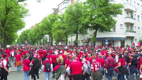 Über 20.000 Freiburg-Fans sind nach Berlin gereist. Einige stimmen sich an der Gedächtniskirche auf das Spiel im Olympiastadion ein.