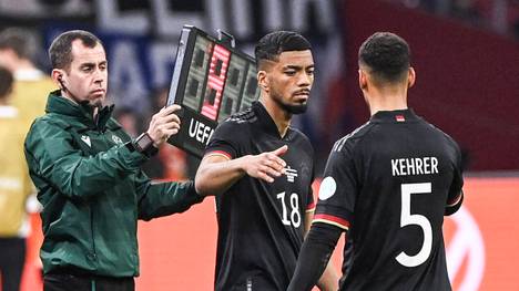 Beim 1:1-Unentschieden gegen die Niederlande wackelt die DFB-Defensive erneut, Bundestrainer Hansi Flick hat offenbar seine Stammbesetzung für die WM in Katar noch nicht ganz gefunden.